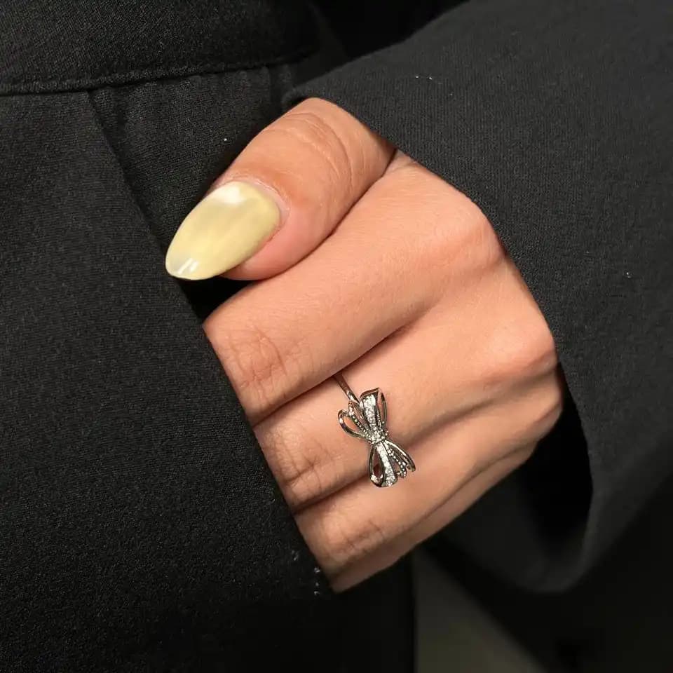 انگشتر زنانه و دخترانه جواهری طرح پاپیونی زیبا ضد حساسیت رنگ ثابت فری سایز کد atk — تصویر ۲
