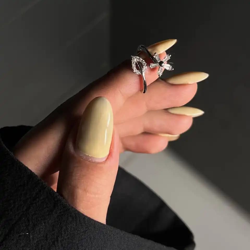 انگشتر زنانه و دخترانه جواهری طرح گل و برگ نگین کاری ضد حساسیت رنگ ثابت فری سایز کد atk — تصویر ۲