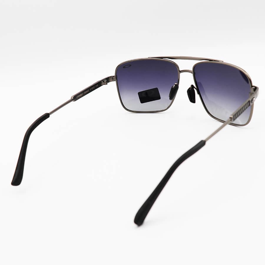 عینک آفتابی OAKLEY با فریم چندضلعی، رنگ نوک مدادی، لنز دودی هایلایت و پلاریزه مدل 008922 — تصویر ۴