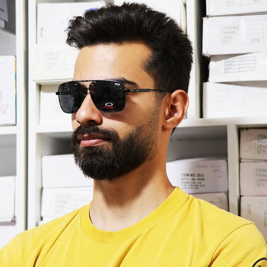 عینک آفتابی OAKLEY با فریم چندضلعی، رنگ نوک مدادی، لنز دودی هایلایت و پلاریزه مدل 008922 — تصویر ۲