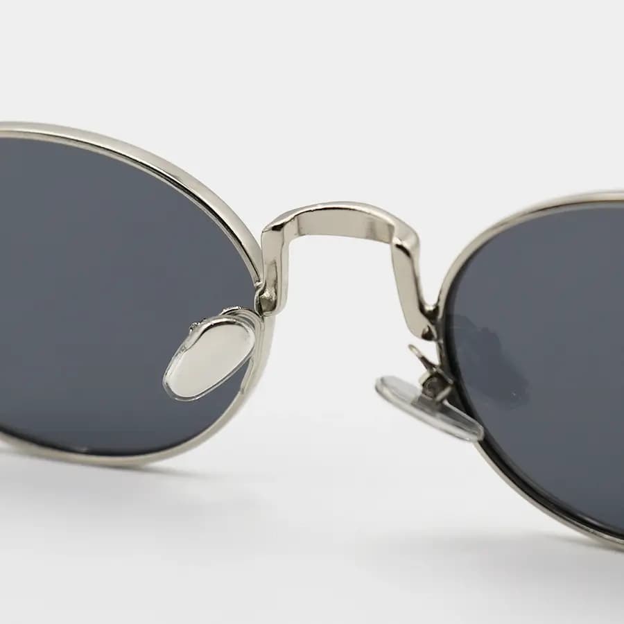 عینک آفتابی Bottega Veneta با فریم بیضی شکل، رنگ نقره‌ای براق و لنز دودی تیره مدل 98150 — تصویر ۶