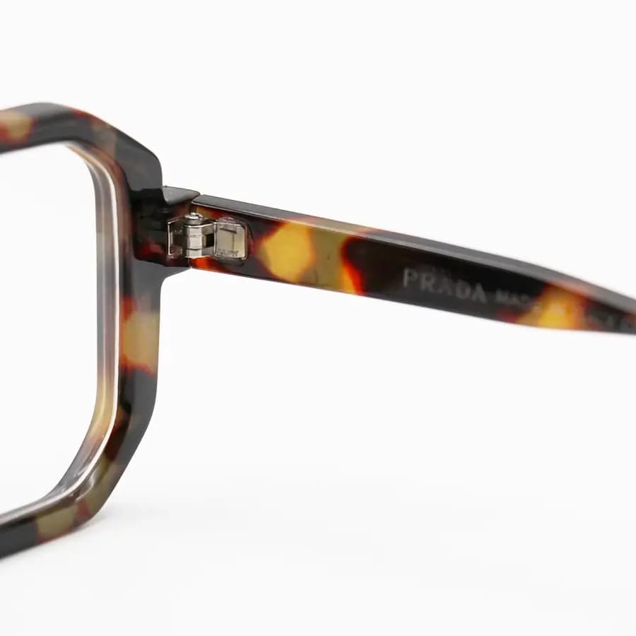 عینک برند PRADA با فریم مربعی شکل، رنگ هاوانا براق و لنز بی‌رنگ و بلوکات مدل ZN3903 — تصویر ۵
