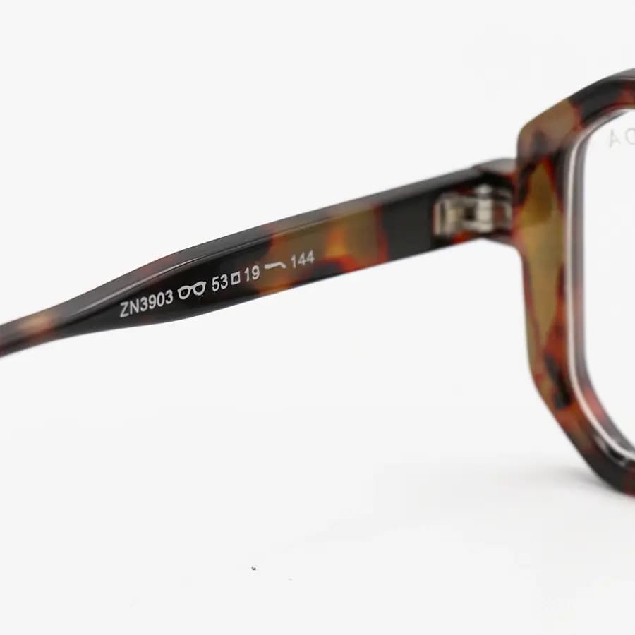 عینک برند PRADA با فریم مربعی شکل، رنگ هاوانا براق و لنز بی‌رنگ و بلوکات مدل ZN3903 — تصویر ۷
