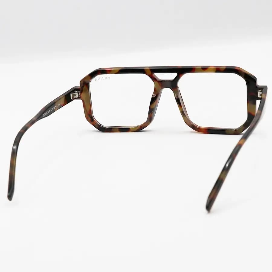 عینک برند PRADA با فریم مربعی شکل، رنگ هاوانا براق و لنز بی‌رنگ و بلوکات مدل ZN3903 — تصویر ۴
