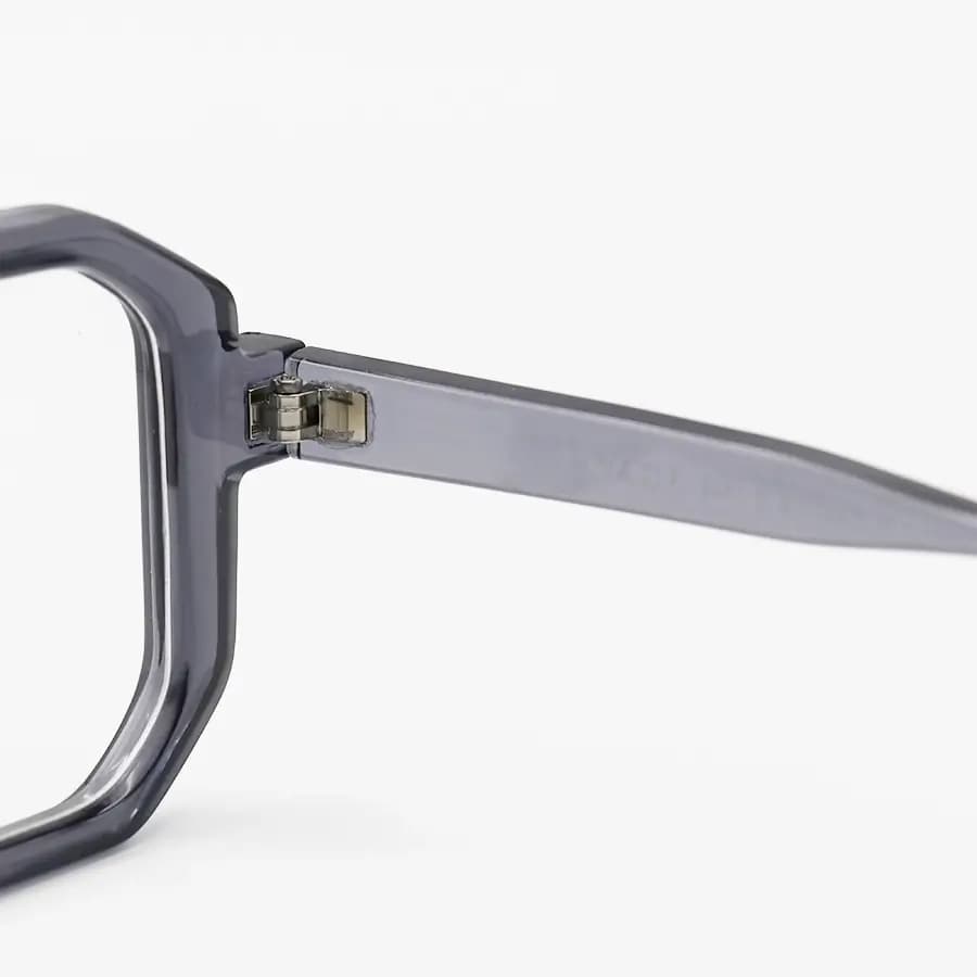 عینک برند PRADA با فریم مربعی شکل، رنگ طوسی براق و لنز بیرنگ و بلوکات مدل ZN3903 — تصویر ۵