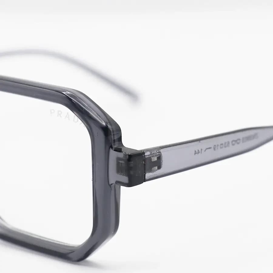 عینک برند PRADA با فریم مربعی شکل، رنگ طوسی براق و لنز بیرنگ و بلوکات مدل ZN3903 — تصویر ۶