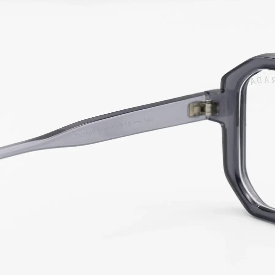 عینک برند PRADA با فریم مربعی شکل، رنگ طوسی براق و لنز بیرنگ و بلوکات مدل ZN3903 — تصویر ۷