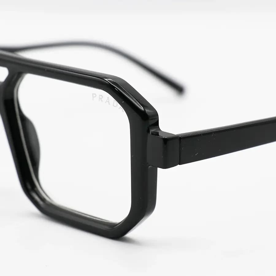 عینک برند PRADA با فریم مربعی شکل، رنگ مشکی براق و لنز بیرنگ و بلوکات مدل ZN3903 — تصویر ۶