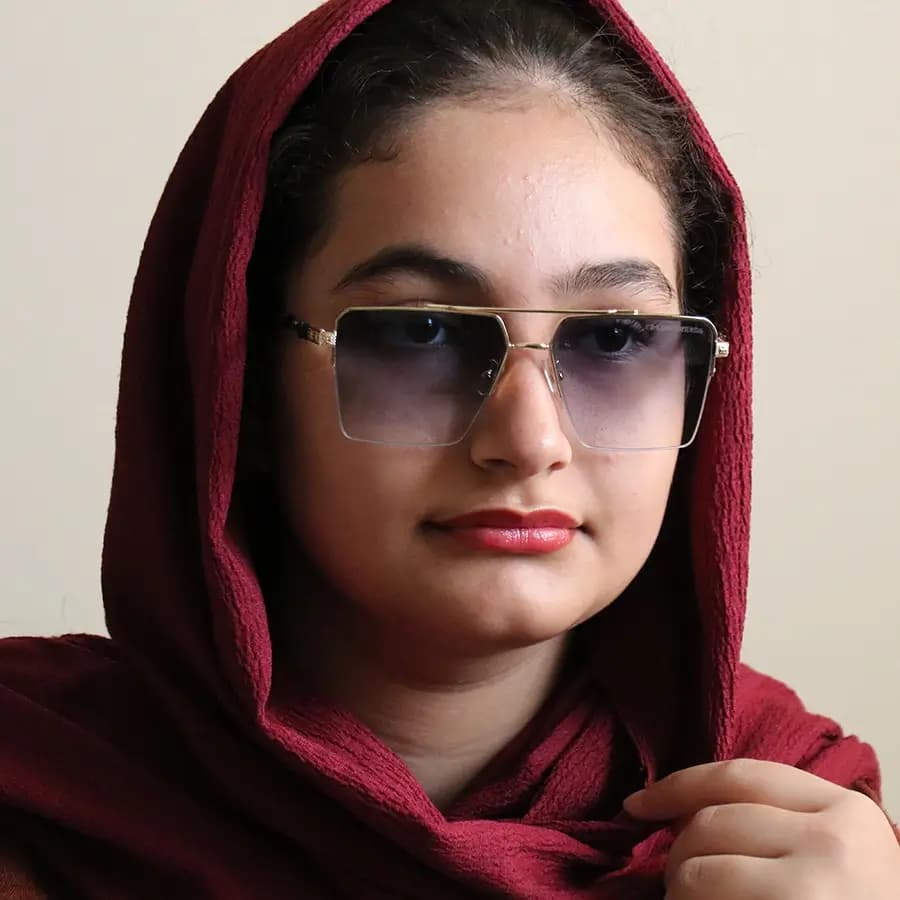 عینک آفتابی کروم هارتز با فریم مشکی رنگ، شکل مربعی، طرح نیم‌فریم و لنز آبی سایه روشن مدل 22320 — تصویر ۲