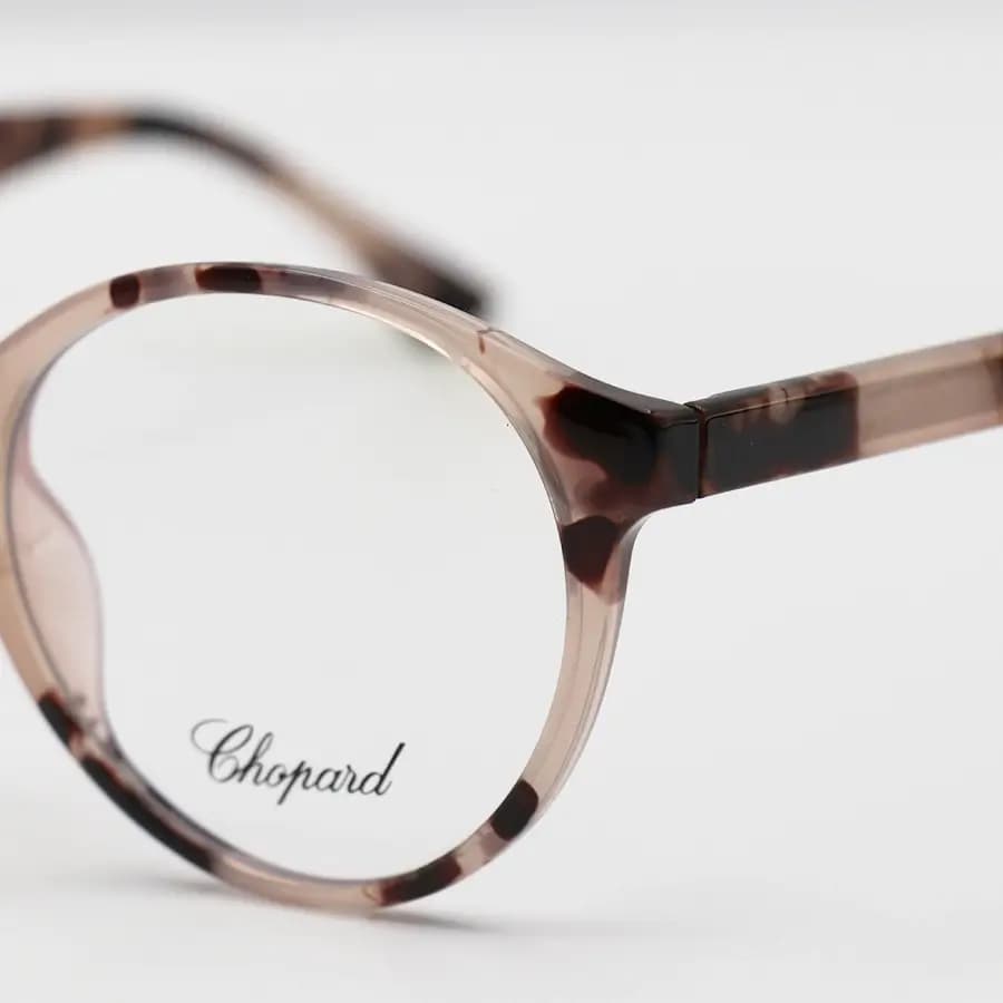 عینک طبی Chopard با فریم رنگ قهوه‌ای دو رنگ، شکل گرد، دسته سیم‌دار و لولا فنردار مدل 2007 — تصویر ۵