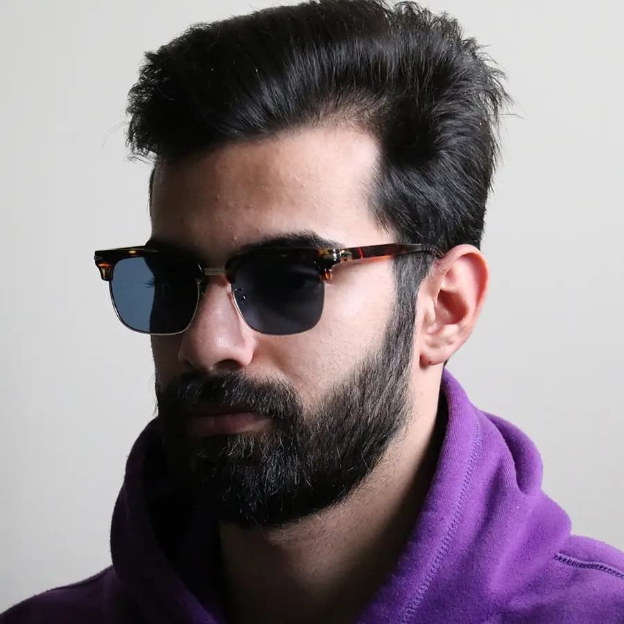 عینک آفتابی PRADA با فریم رنگ مشکی و طلایی، شکل کلاب مستر و لنز دودی تیره مدل P1680 — تصویر ۲