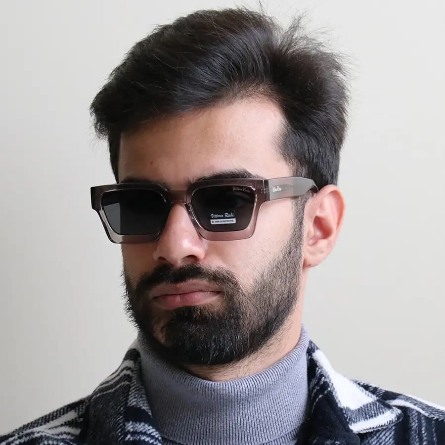عینک آفتابی Vittorio Richi با فریم طوسی براق، مستطیلی شکل، دسته سیم‌دار و لنز دودی تیره مدل 8837 — تصویر ۲
