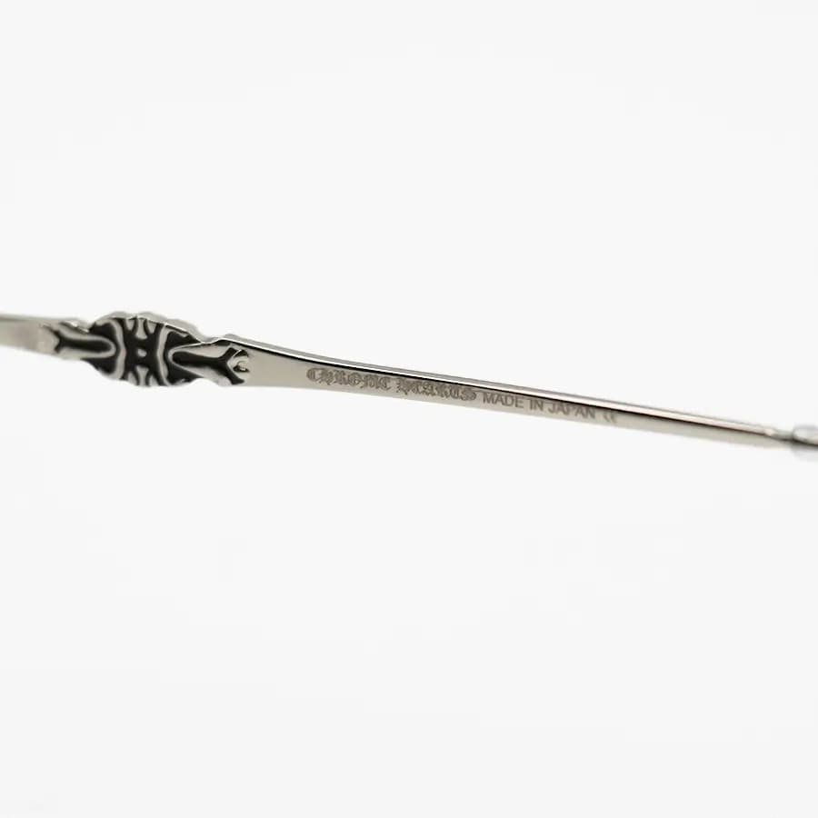 عینک برند Chrome Hearts با فریم شکل چندضلعی، رنگ نقره‌ای براق و لنز بی‌رنگ و شفاف (بلوکات) مدل 23091 — تصویر ۸