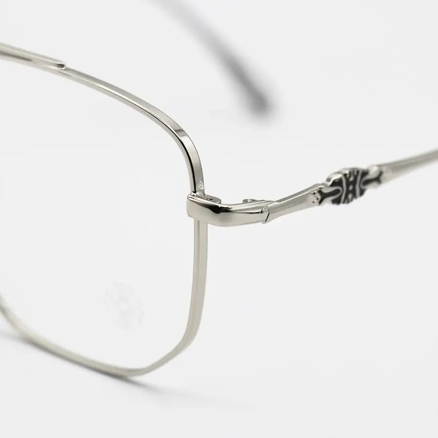 عینک برند Chrome Hearts با فریم شکل چندضلعی، رنگ نقره‌ای براق و لنز بی‌رنگ و شفاف (بلوکات) مدل 23091 — تصویر ۶