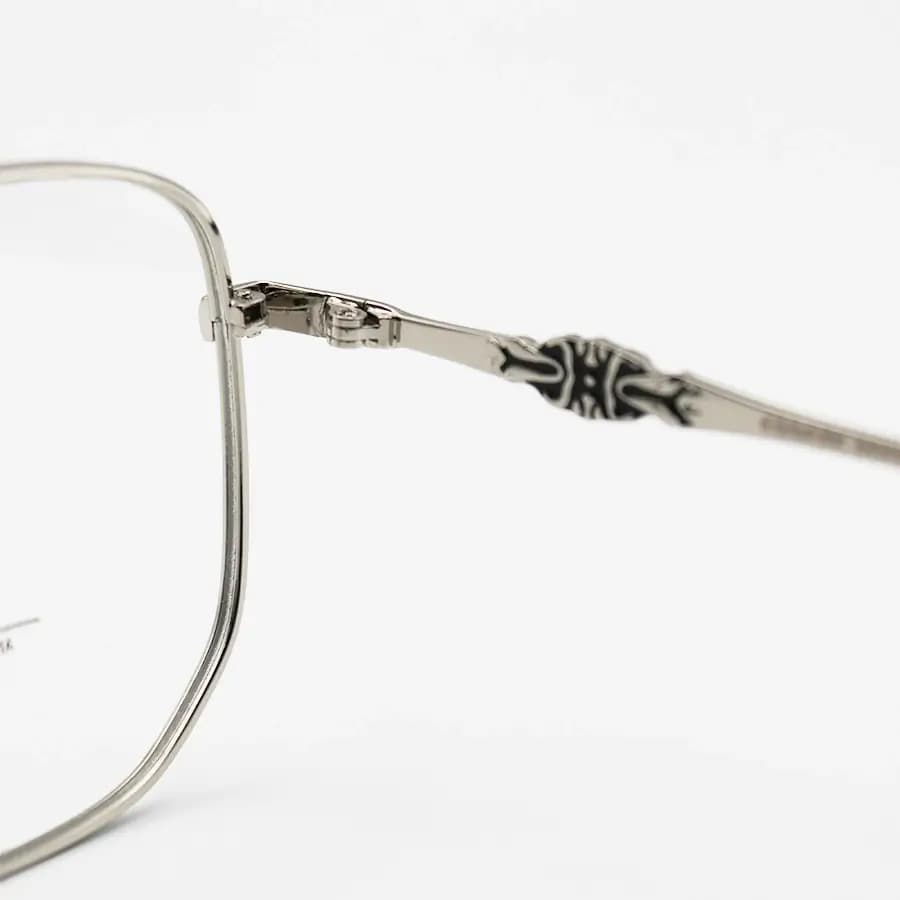 عینک برند Chrome Hearts با فریم شکل چندضلعی، رنگ نقره‌ای براق و لنز بی‌رنگ و شفاف (بلوکات) مدل 23091 — تصویر ۵