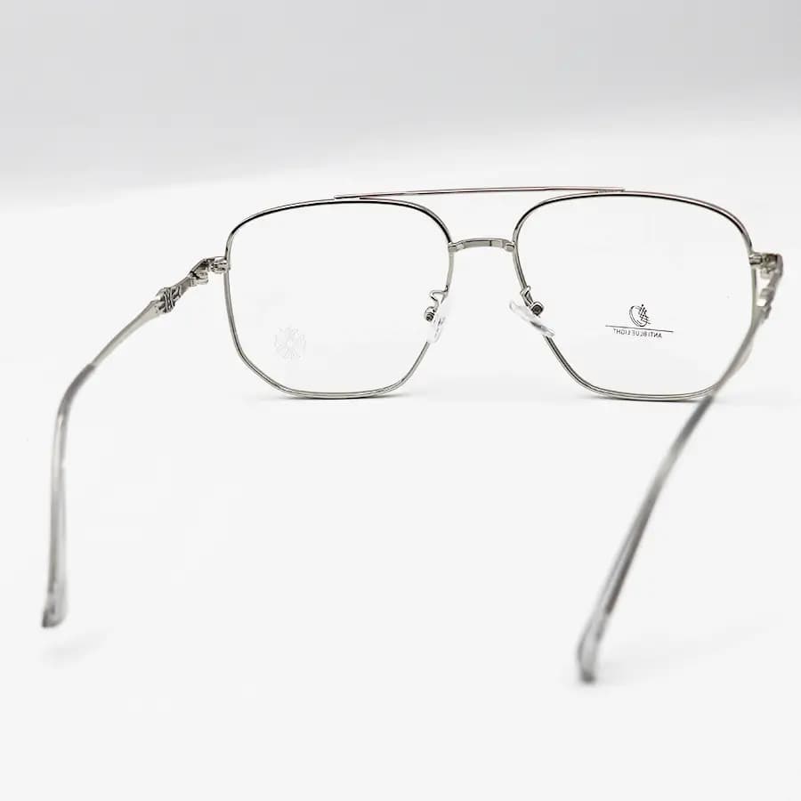 عینک برند Chrome Hearts با فریم شکل چندضلعی، رنگ نقره‌ای براق و لنز بی‌رنگ و شفاف (بلوکات) مدل 23091 — تصویر ۴