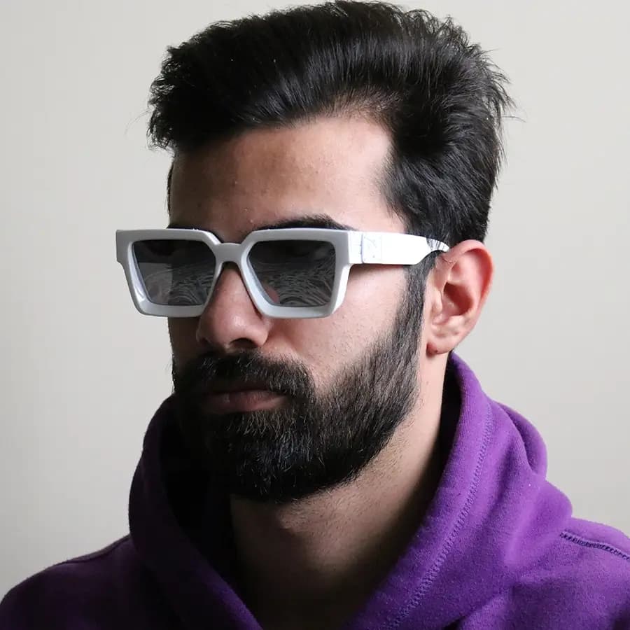 عینک آفتابی لویی ویتون طرح میلیونر با فریم نقره‌ای براق، مستطیلی شکل و لنز آینه‌ای و رنگ نقره‌ای مدل M96006WN — تصویر ۱۰