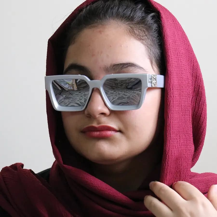 عینک آفتابی لویی ویتون طرح میلیونر با فریم نقره‌ای براق، مستطیلی شکل و لنز آینه‌ای و رنگ نقره‌ای مدل M96006WN — تصویر ۲