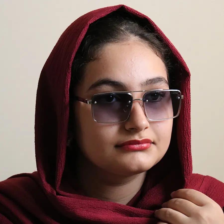 عینک آفتابی Cartier با فریم طلایی رنگ، مستطیلی شکل، دسته فنردار و لنز دودی سایه روشن مدل 23411 — تصویر ۲