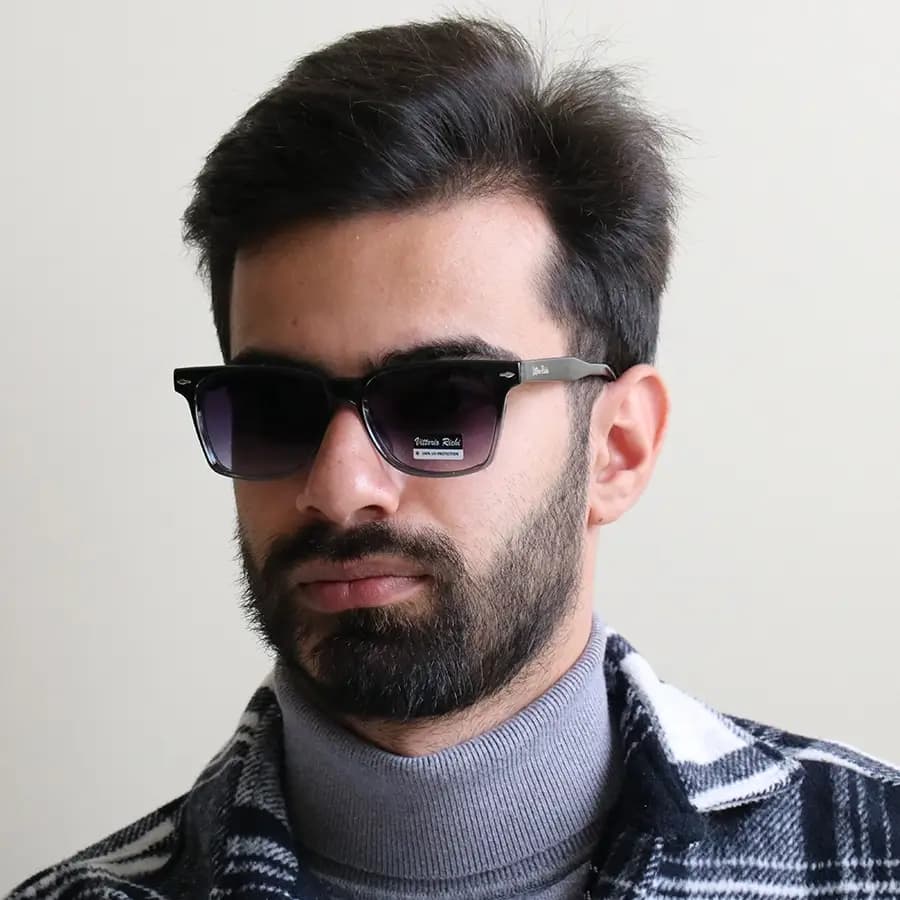 عینک آفتابی ویتوریو ریچی با فریم مشکی براق، مستطیلی شکل، دسته سیم‌دار و لنز دودی سایه روشن مدل 9809 — تصویر ۲