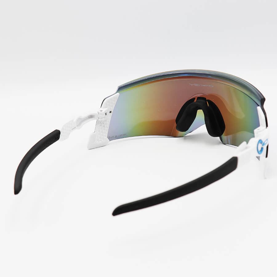 عینک ورزشی OAKLEY با فریم مشکی و سفید رنگ، عدسی آینه ای و چند رنگ مدل 009455 — تصویر ۴