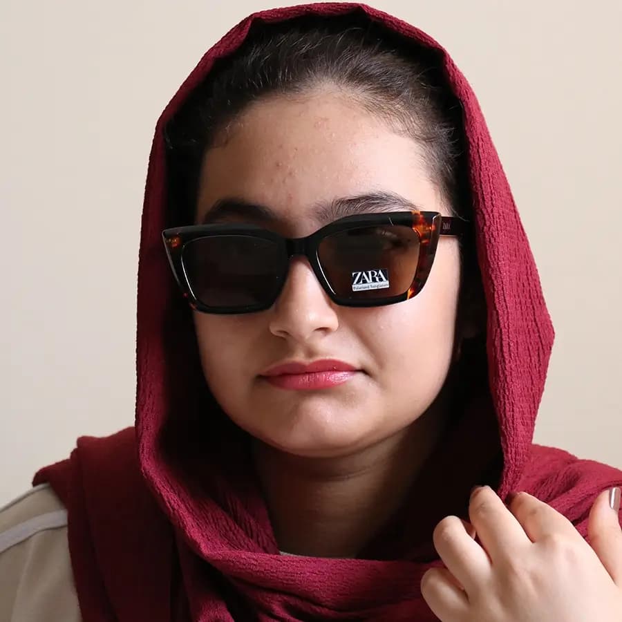 عینک آفتابی زنانه ZARA با فریم چشم گربهای، رنگ هاوانا، دسته سیمدار، لنز قهوهای تیره و پلاریزه مدل RE3522 — تصویر ۲