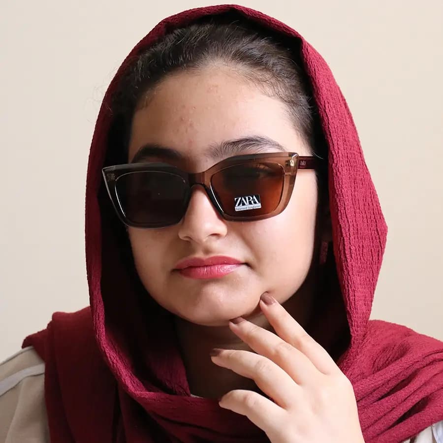 عینک آفتابی زنانه ZARA با فریم چشم گربهای، رنگ هاوانا، دسته سیمدار، لنز قهوهای تیره و پلاریزه مدل RE3522 — تصویر ۱۰