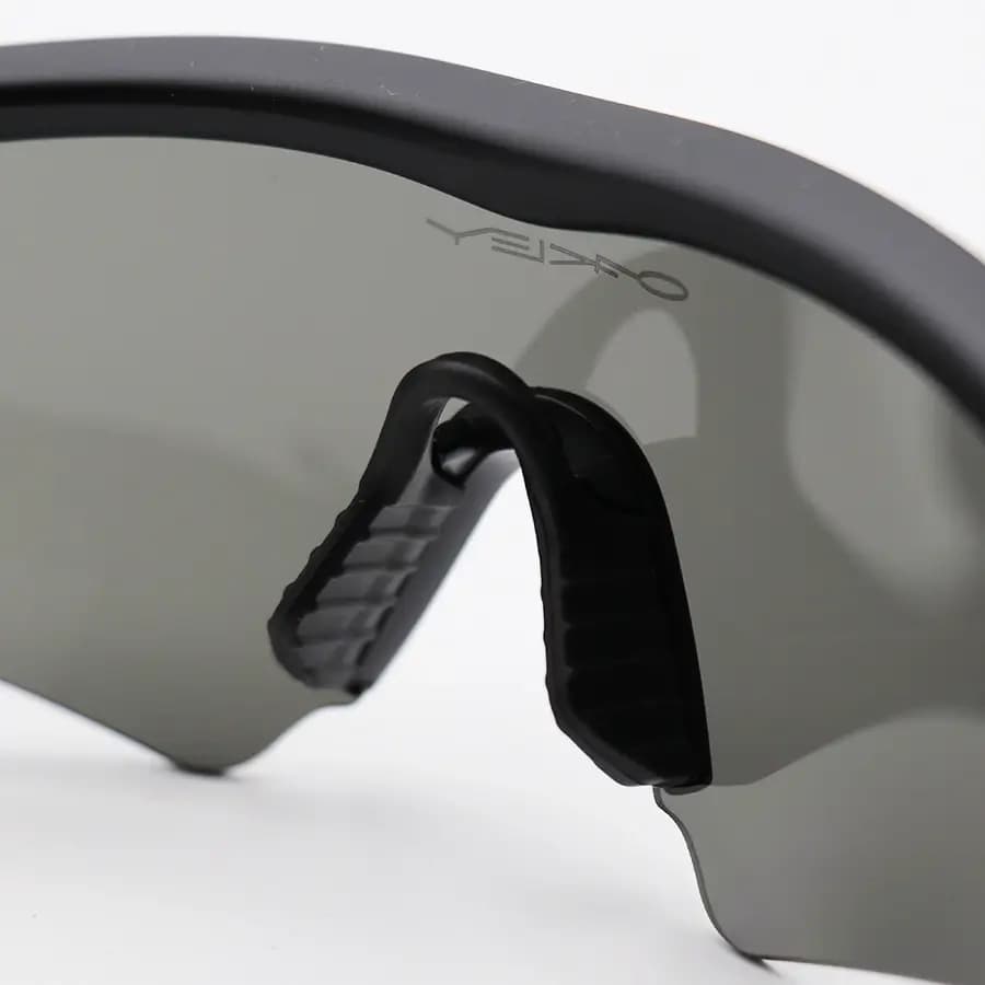 عینک ورزشی OAKLEY با فریم مشکی مات، 5 کاور لنز قابل تعویض و تجهیزات کامل مدل 11-161-132 — تصویر ۸