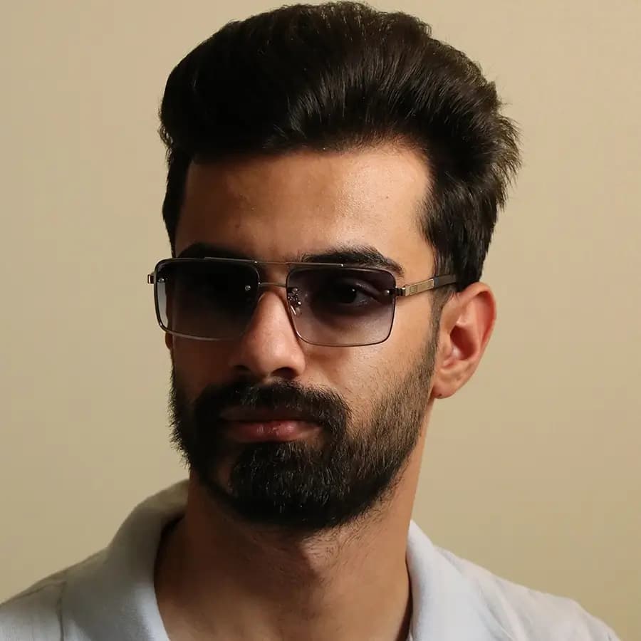 عینک آفتابی Cartier با فریم طلایی رنگ، مستطیلی شکل، دسته فنردار و لنز دودی تیره مدل 23411 — تصویر ۲