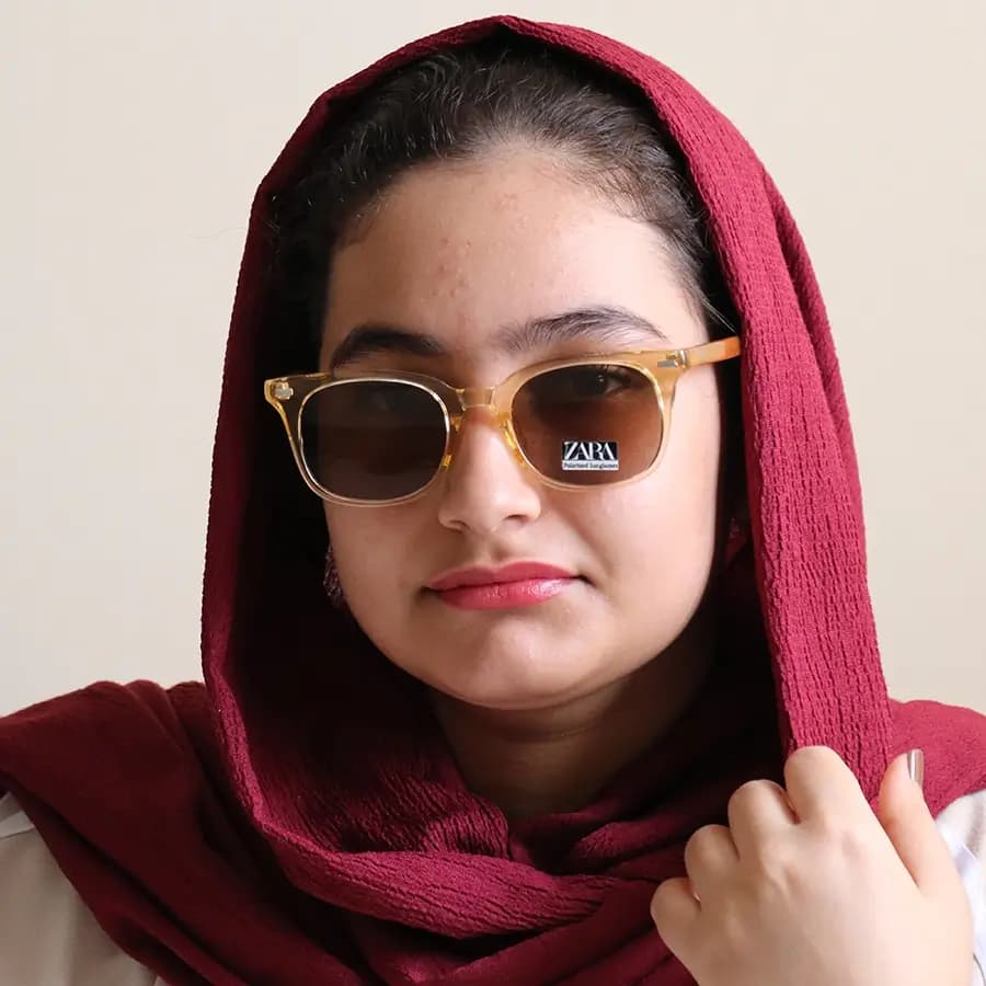 عینک دید در شب ZARA با فریم قهوه‌ای روشن، شکل مربعی، دسته سیم‌دار و لنز قرمز رنگ و پلاریزه مدل P9001 — تصویر ۲