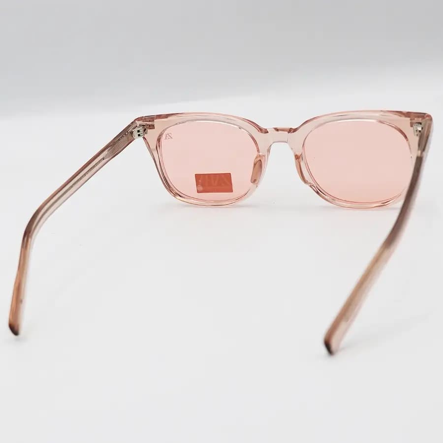 عینک دید در شب ZARA با فریم قهوه‌ای روشن، شکل مربعی، دسته سیم‌دار و لنز قرمز رنگ و پلاریزه مدل P9001 — تصویر ۴