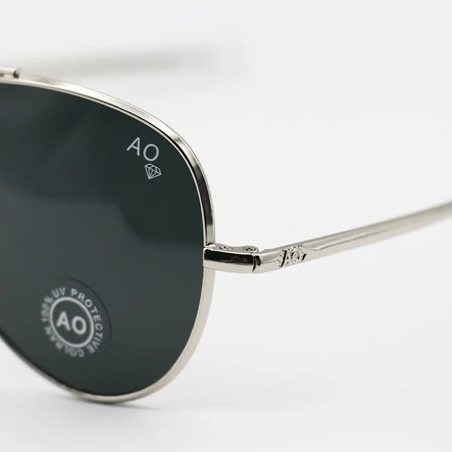 عینک آفتابی American Optical با فریم خلبانی، رنگ نقره‌ای براق، عدسی جنس سنگ (شیشه) و دودی تیره مدل AO-1004 — تصویر ۶