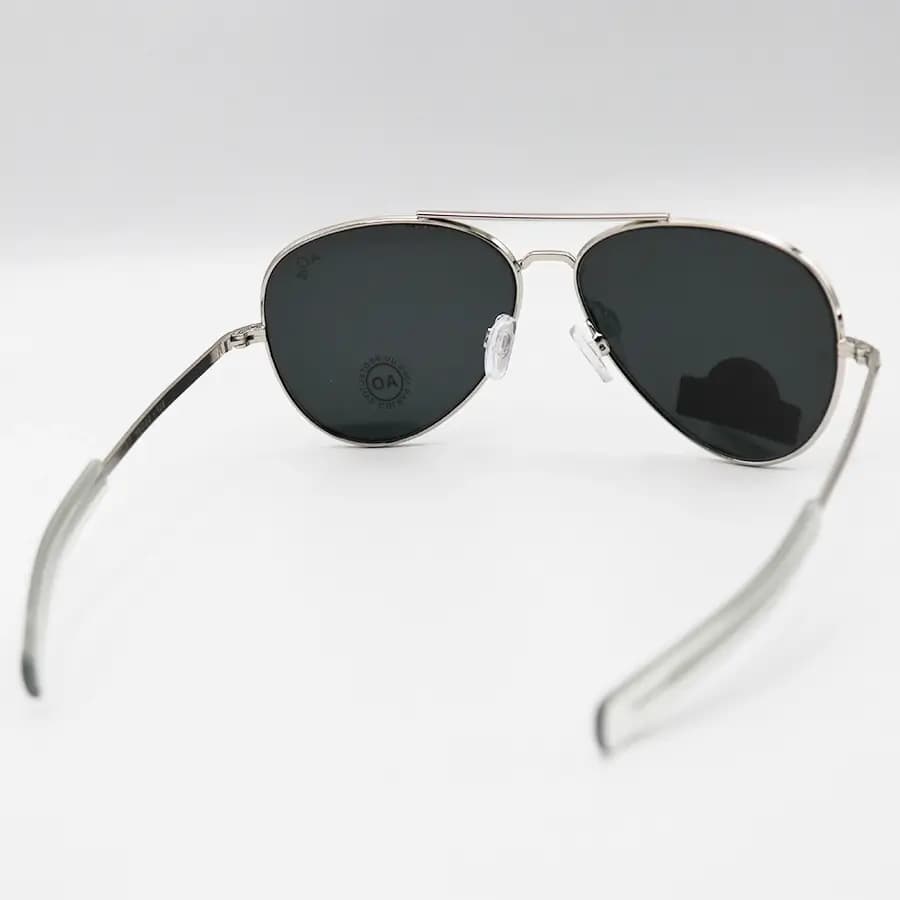 عینک آفتابی American Optical با فریم خلبانی، رنگ نقره‌ای براق، عدسی جنس سنگ (شیشه) و دودی تیره مدل AO-1004 — تصویر ۴