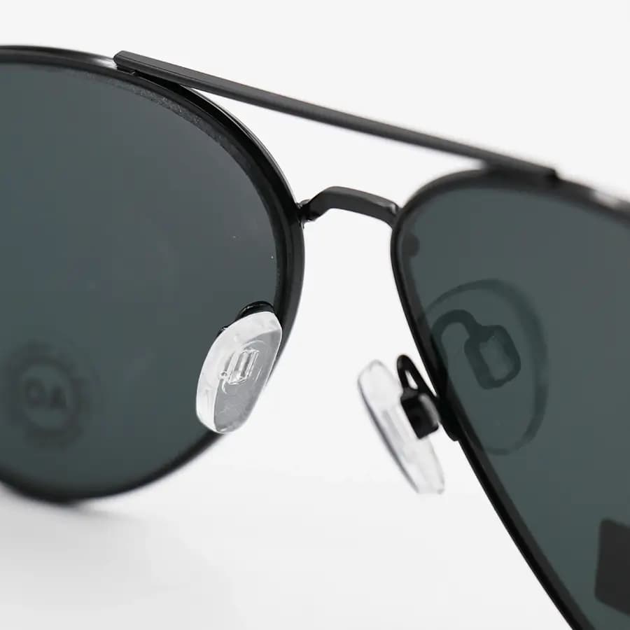 عینک آفتابی American Optical با فریم خلبانی، رنگ مشکی براق، عدسی جنس سنگ (شیشه) و دودی تیره مدل AO-1004 — تصویر ۸