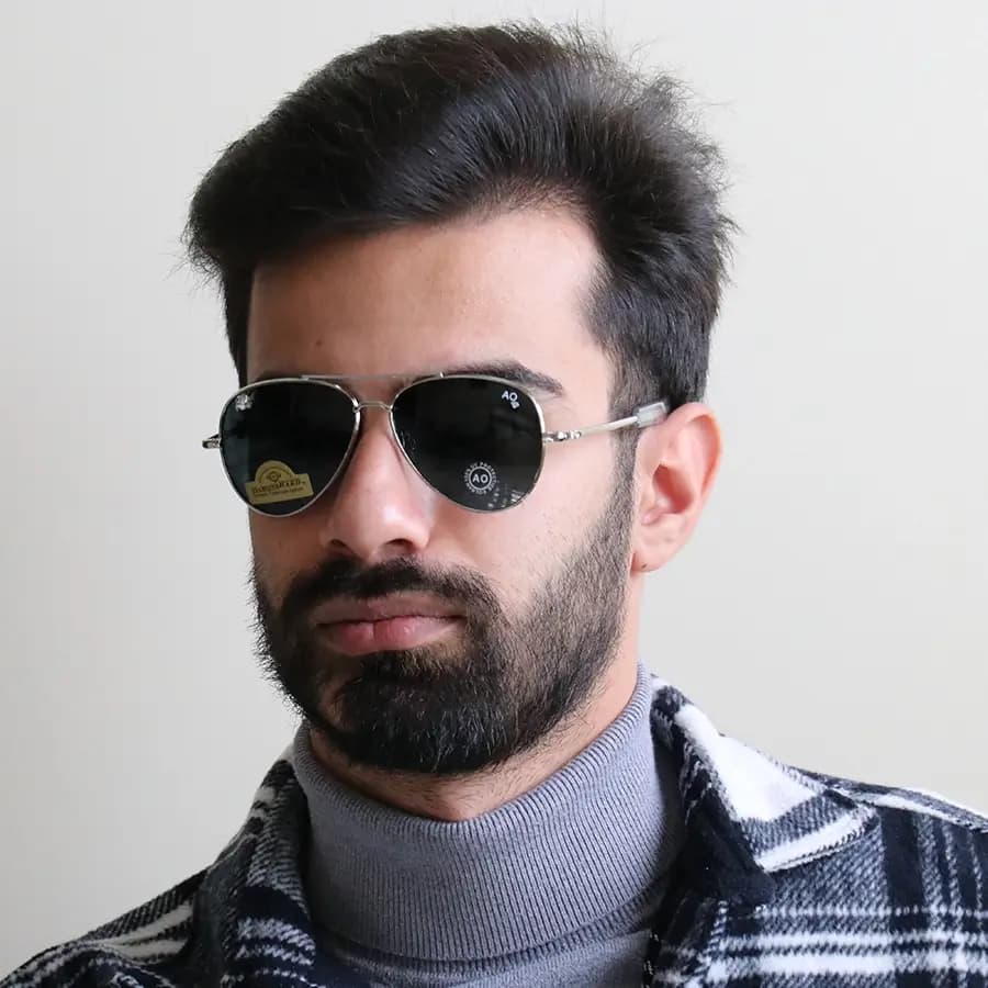 عینک آفتابی American Optical با فریم خلبانی، رنگ مشکی براق، عدسی جنس سنگ (شیشه) و دودی تیره مدل AO-1004 — تصویر ۲