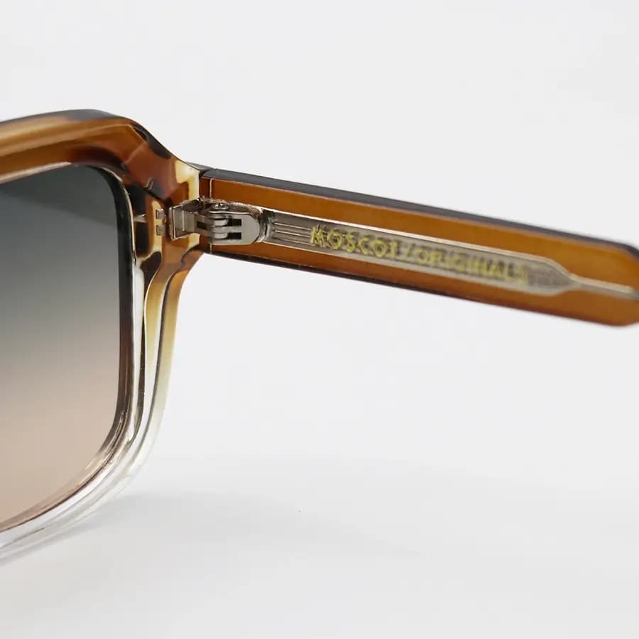 عینک آفتابی Moscot با فریم مربعی شکل، رنگ قهوه‌ای براق، دسته سیم‌دار و لنز قهوه‌ای سایه روشن مدل 1211 — تصویر ۴