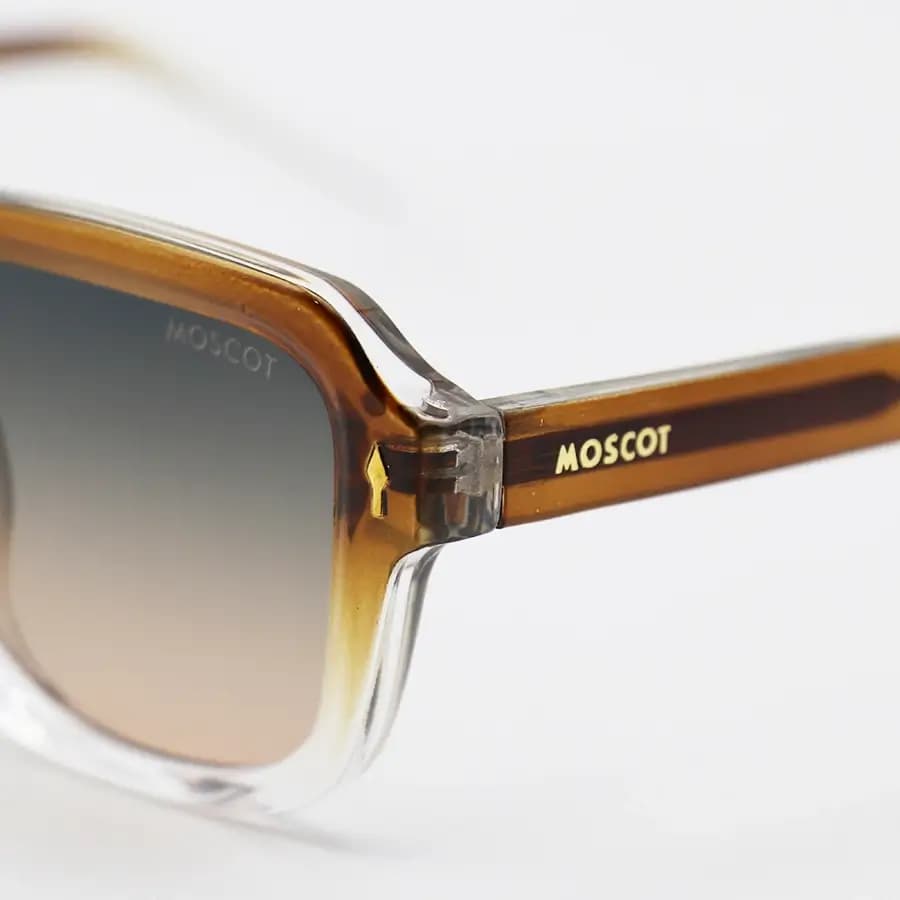 عینک آفتابی Moscot با فریم مربعی شکل، رنگ قهوه‌ای براق، دسته سیم‌دار و لنز قهوه‌ای سایه روشن مدل 1211 — تصویر ۵