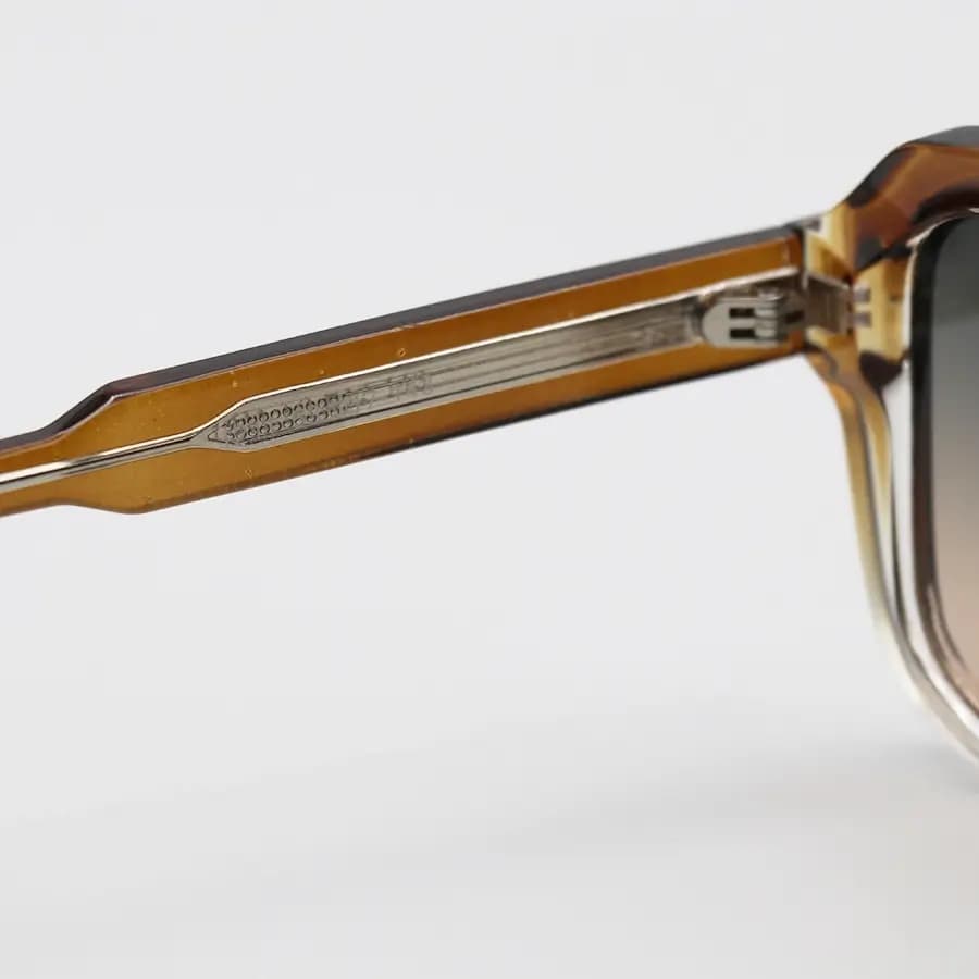 عینک آفتابی Moscot با فریم مربعی شکل، رنگ قهوه‌ای براق، دسته سیم‌دار و لنز قهوه‌ای سایه روشن مدل 1211 — تصویر ۶