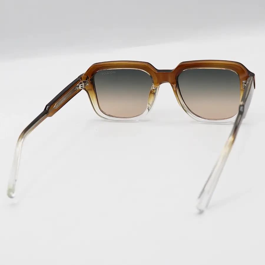 عینک آفتابی Moscot با فریم مربعی شکل، رنگ قهوه‌ای براق، دسته سیم‌دار و لنز قهوه‌ای سایه روشن مدل 1211 — تصویر ۳