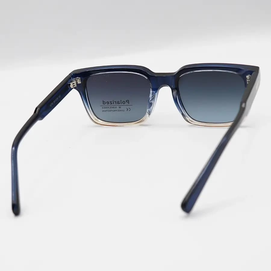 عینک آفتابی MOSCOT با فریم مستطیلی، رنگ آبی و قهوه‌ای، دسته سیم‌دار و لنز دودی هایلایت و پلاریزه مدل P1210 — تصویر ۳