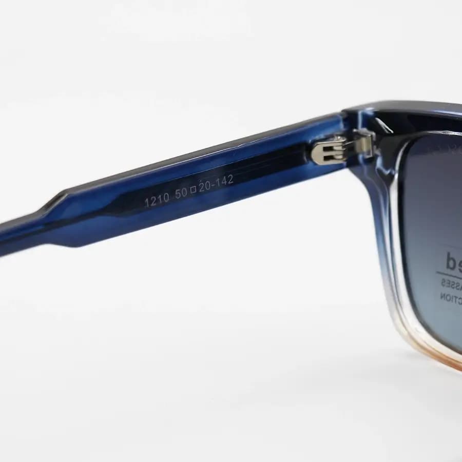 عینک آفتابی MOSCOT با فریم مستطیلی، رنگ آبی و قهوه‌ای، دسته سیم‌دار و لنز دودی هایلایت و پلاریزه مدل P1210 — تصویر ۶