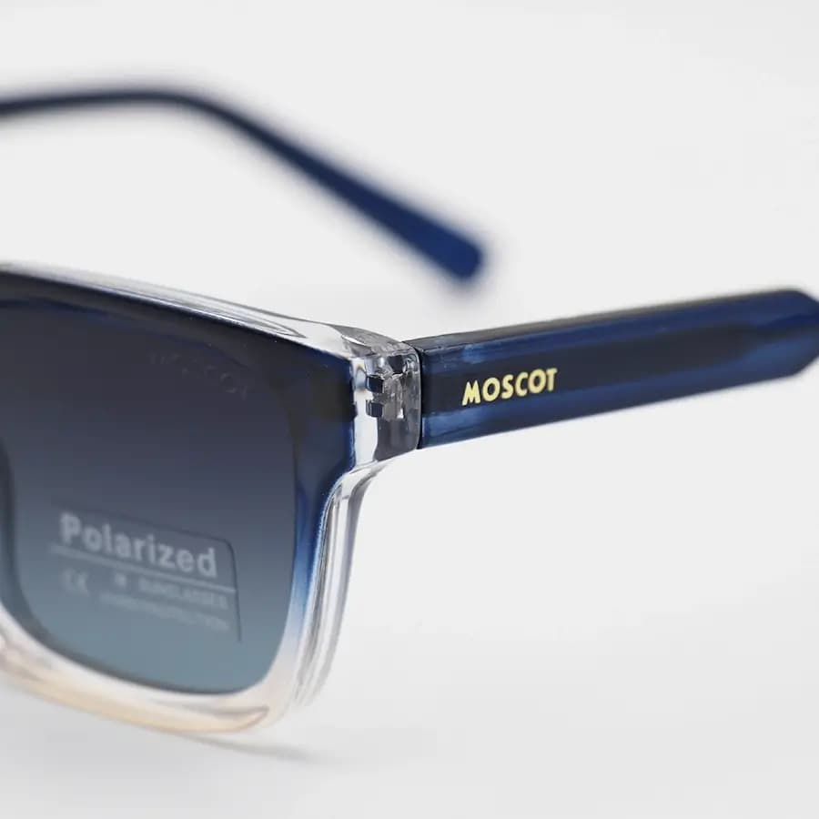 عینک آفتابی MOSCOT با فریم مستطیلی، رنگ آبی و قهوه‌ای، دسته سیم‌دار و لنز دودی هایلایت و پلاریزه مدل P1210 — تصویر ۵