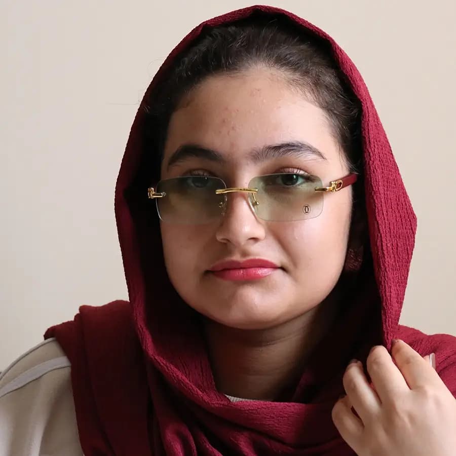 عینک آفتابی Cartier فریم لس با پل بینی طلایی، دسته چوبی (واقعی)، رنگ قهوه‌ای، لولا فنری و لنز قهوه‌ای تیره مدل 81339145 — تصویر ۲