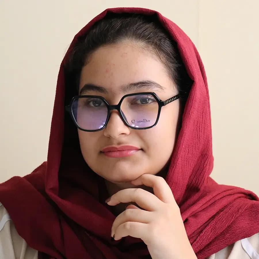 عینک طبی کریستین دیور با فریم رنگ مشکی براق، شکل چندضلعی و لولا فلزی و فنردار مدل 2140 — تصویر ۲