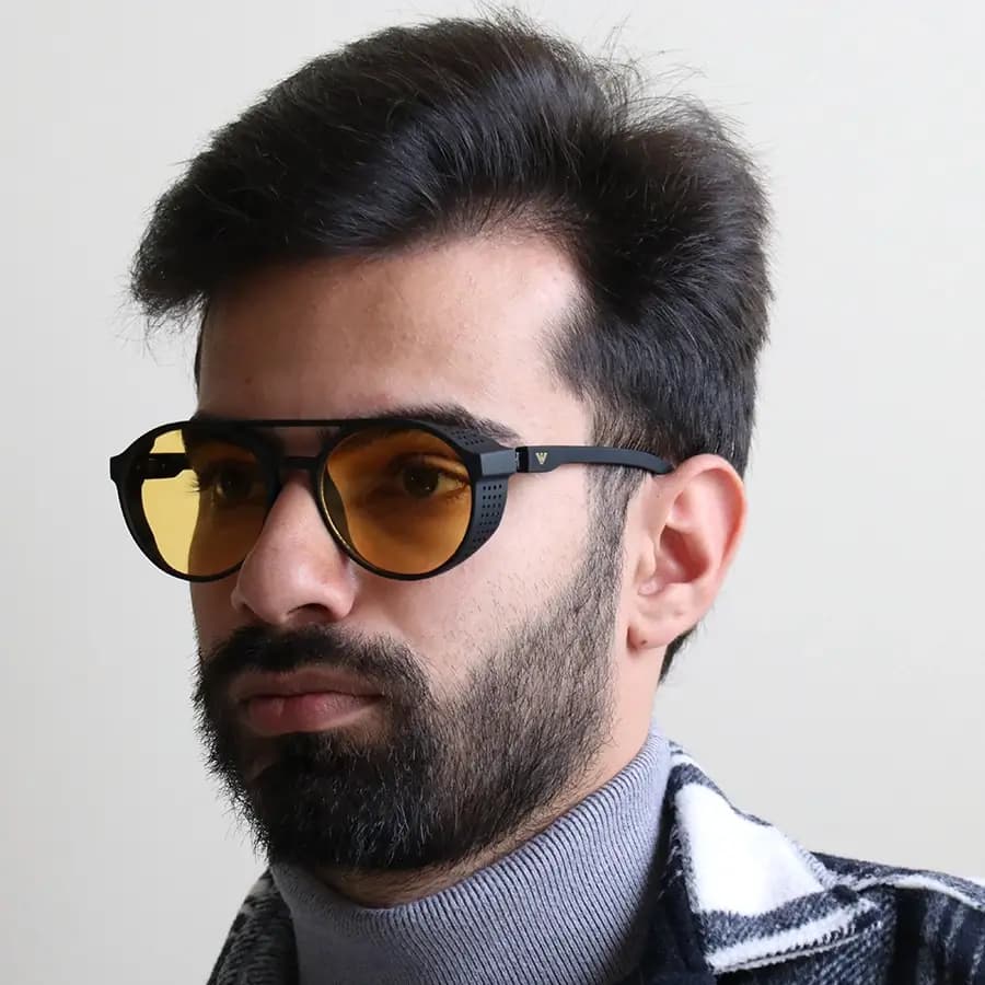 عینک دید در شب Emporio Armani با رنگ فریم مشکی مات، بغل‌دار، شکل گرد و لنز زرد رنگ مدل 1807 — تصویر ۲