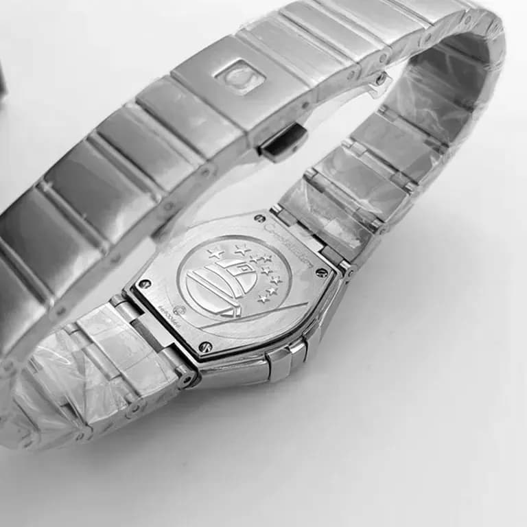 ساعت مچی ست مردانه و زنانه امگا کانسلیشن موتور ژاپن مدل ایندکس خطی نقره ای صفحه صدفی (Omega Constellation) — تصویر ۸