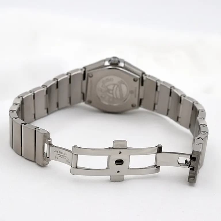 ساعت مچی ست مردانه و زنانه امگا کانسلیشن موتور ژاپن مدل ایندکس خطی نقره ای صفحه صدفی (Omega Constellation) — تصویر ۶