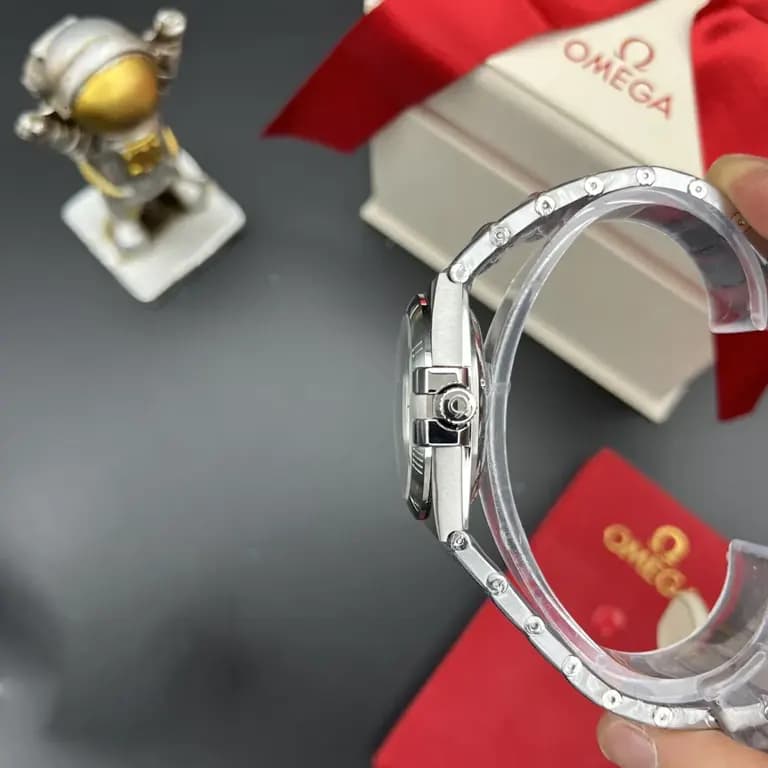 ساعت مچی ست مردانه و زنانه امگا کانسلیشن موتور ژاپن مدل ایندکس خطی نقره ای صفحه صدفی (Omega Constellation) — تصویر ۳