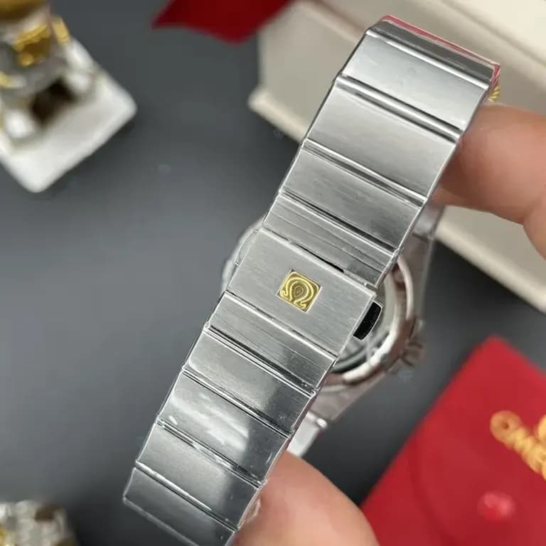ساعت مچی ست مردانه و زنانه امگا کانسلیشن موتور ژاپن مدل ایندکس خطی نقره ای صفحه صدفی (Omega Constellation) — تصویر ۴