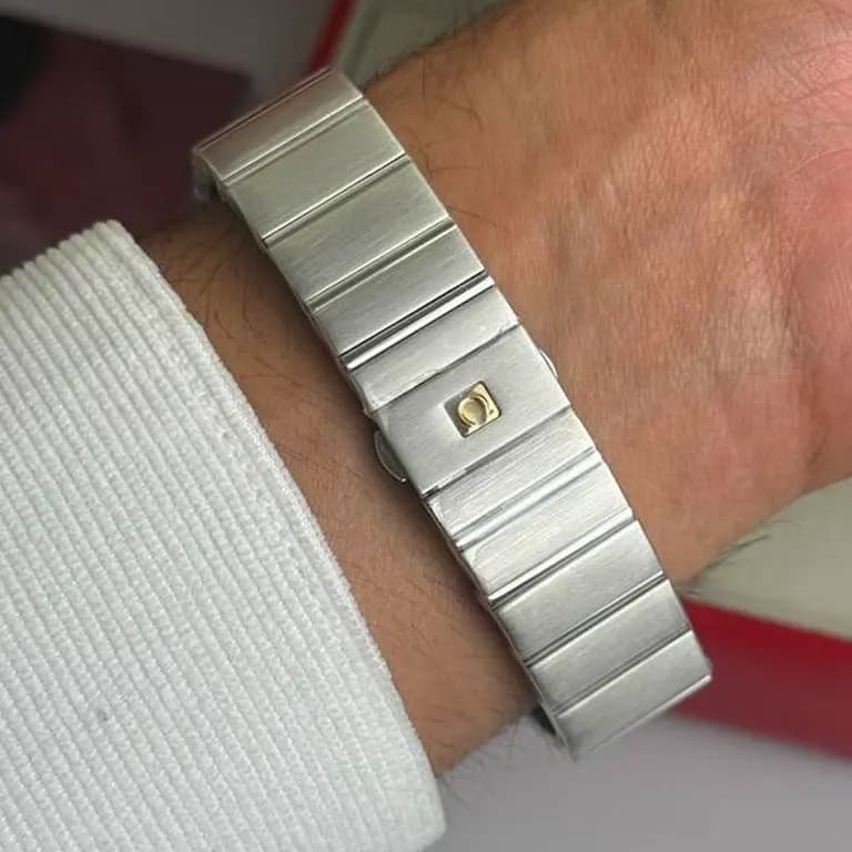 ساعت مچی ست مردانه و زنانه امگا کانسلیشن موتور ژاپن مدل ایندکس خطی نقره ای صفحه صدفی (Omega Constellation) — تصویر ۷